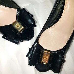 Peep toe bow wedge heels